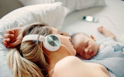 Our Top 21 Entertaining and Inspiring Podcasts for New Moms in 2022